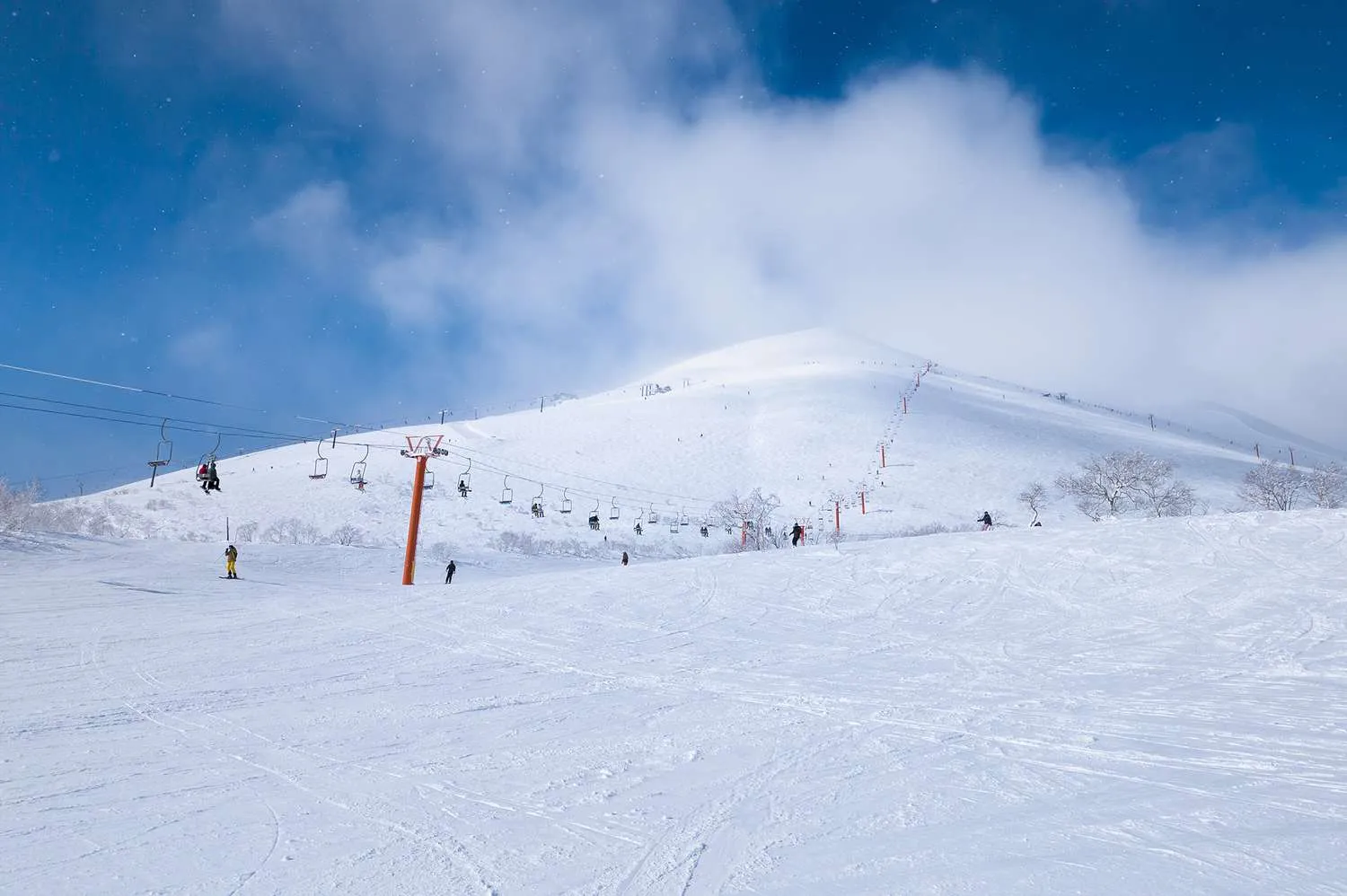 This Ski Resort Has the Best Powder in the World, Fantastic Runs, and an Endless Supply of Ramen