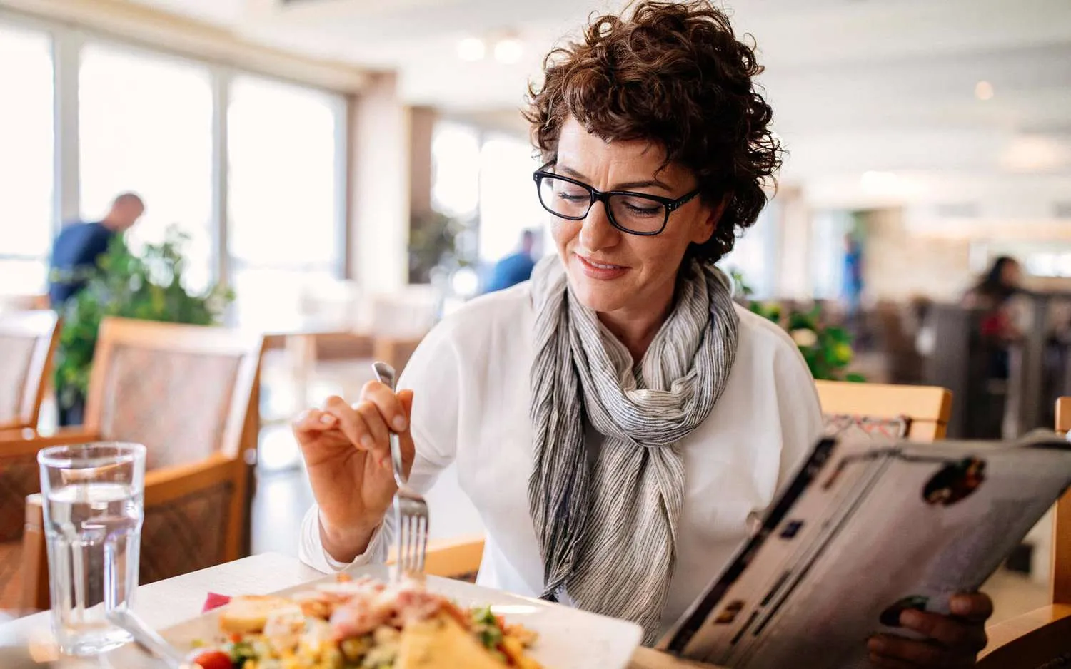How to Enjoy Eating by Yourself As a Solo Traveler (Video)