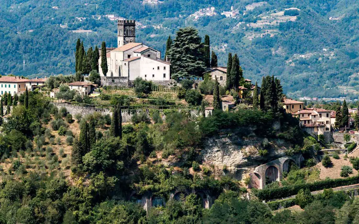 These Ancient Italian Towns Have All the Tuscan Beauty and None of the Crowds